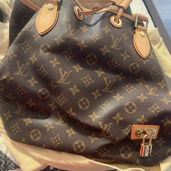Louis Vuitton Brown Backpack with Classic Design - Picture 2 of 5